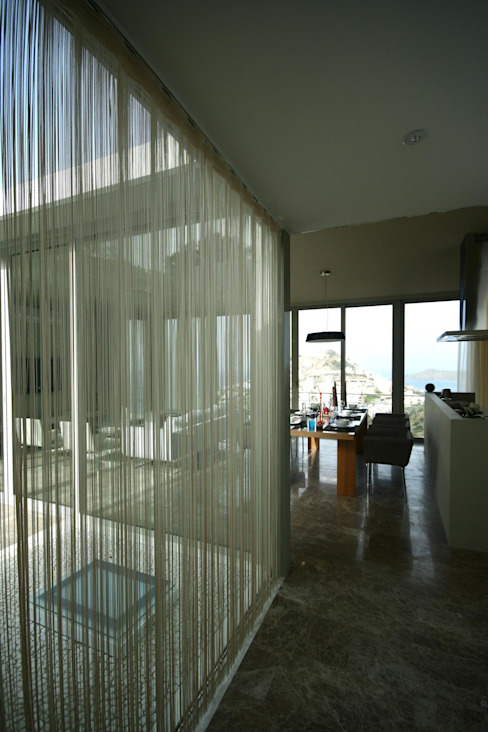 Cửa sổ & cửa ra vào phong cách hiện đại bởi HANDE KOKSAL INTERIORS Hiện đại