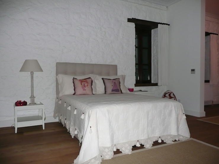 Phòng ngủ phong cách mộc mạc bởi EKa MİMARLIK Mộc mạc