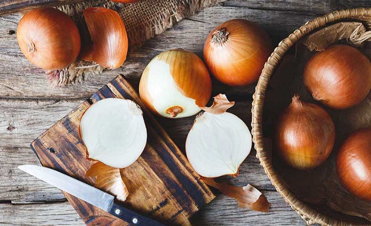 Hành tây có tính hút ẩm cao, sẽ làm những loại thực phẩm khác nhanh khô và bị hư