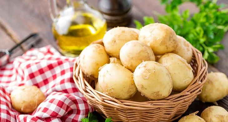  Tránh ánh nắng cùng nơi ẩm ướt để ngăn khoai tây nảy mầm